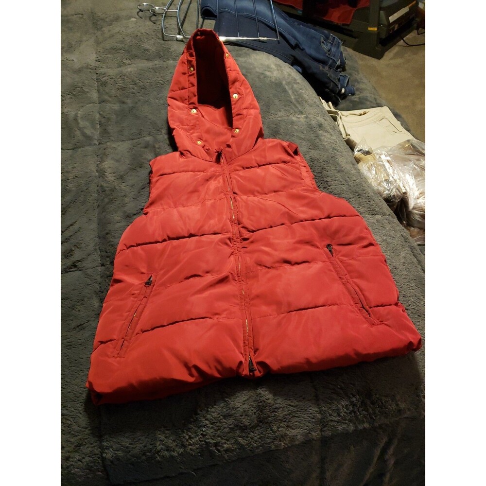 WOMAN'S DRK RED HOODED VEST JACKET BY:GAP SIZE: SMALL *NEW WITHOUT TAGS* NICE!